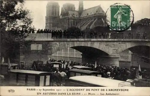 Ak Paris, Der Unfall am Pont de l'Archeveche, Ein Bus in der Seine, Krankenwagen