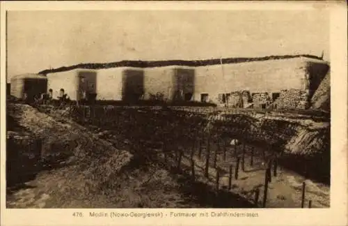 Ak Modlin Nowy Dwór Mazowiecki Polen, Festung Modlin, Fortmauer mit Drahthindernissen, 1. WK