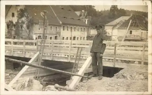 Foto Ak Deutscher Soldat in Uniform, Brückenbau, I. WK