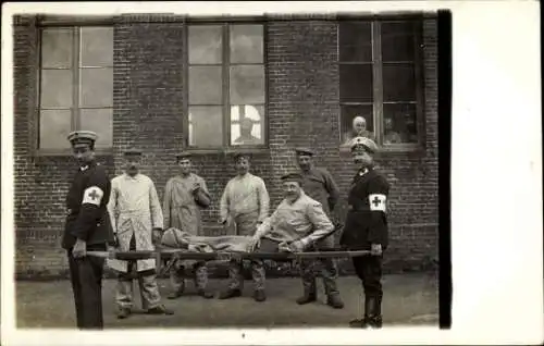 Foto Ak Deutsche Soldaten in Uniformen, Sanitäter, Lazarett