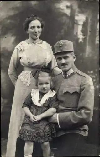 Foto Ak KuK Soldat mit Frau und Tochter, Portrait