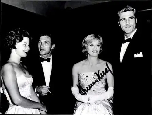 Ak Schauspielerin Hildegard Knef, Portrait, Autogramm, Zigarette