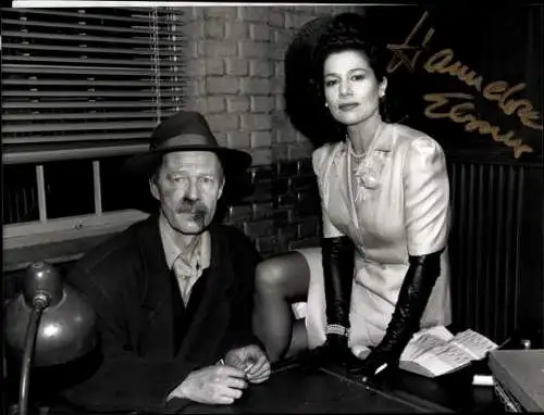 Ak Schauspielerin Hannelore Elsner, Schauspieler Hans Peter Korff, Autogramm, Filmszene