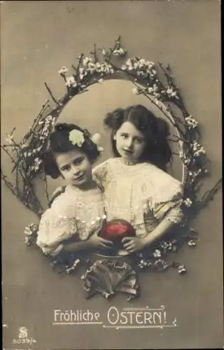Ak Glückwunsch Ostern, Zwei Mädchen mit rotem Osterei, Portrait