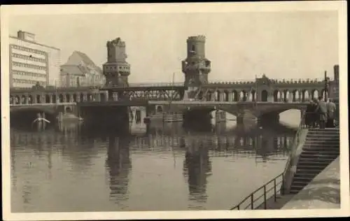 Foto Berlin Friedrichshain, Partie an der Oberbaumbrücke