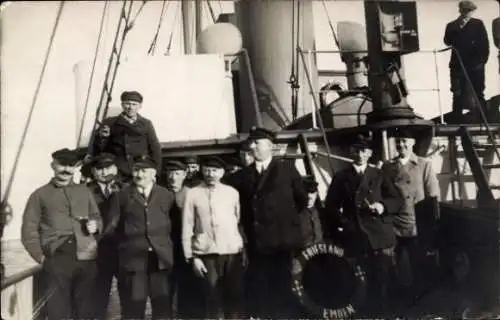 Foto Ak Fischdampfer Friesland, Seeleute an Deck, Fischer