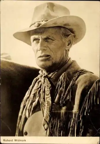 Ak Schauspieler Richard Widmark, Portrait, Filmszene Cheyenne, Cowboyhut