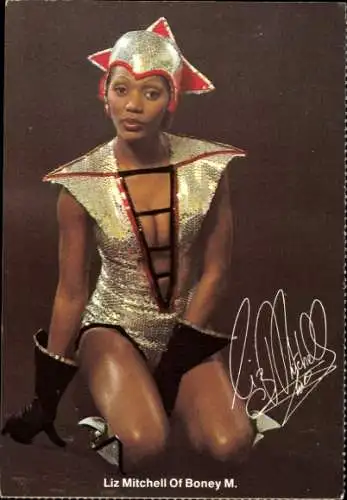 Ak Sängerin Liz Mitchell, Portrait in Kostüm, Boney M, Autogramm