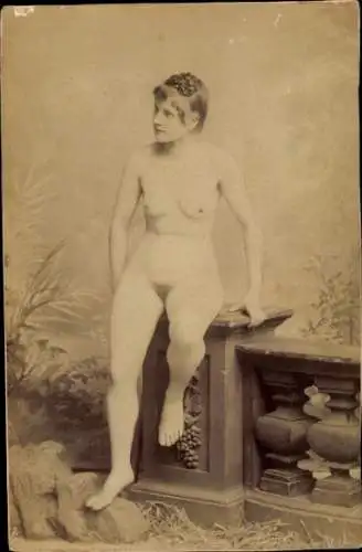Foto Ak Frauenakt, nackte Frau sitzt auf einer Balustrade, Busen