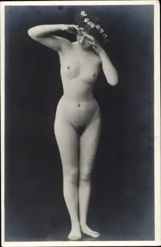 Foto Ak Frauenakt, stehende nackte Frau, Busen