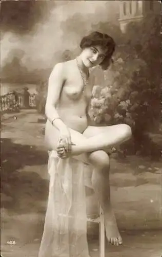 Foto Ak Frauenakt, nackte Frau auf einem Hocker sitzend, Busen