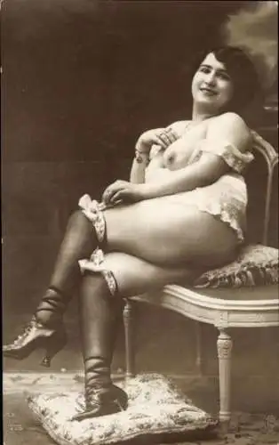 Foto Frauenakt, sitzende nackte Frau, Busen, Strümpfe