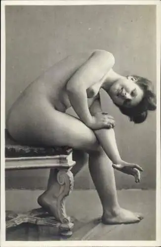 Foto Frauenakt, sitzende nackte Frau, Busen