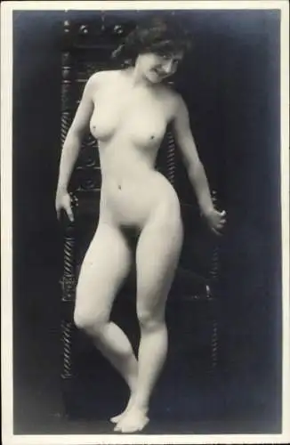 Foto Frauenakt, stehende nackte Frau, Busen
