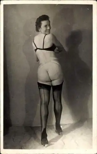 Foto Ak Frauenakt, stehende nackte Frau, BH, Strümpfe, Rücken, Po