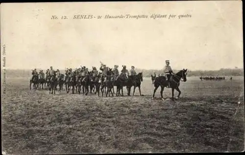 Ak Senlis-Oise, Husaren-Trompeten paradieren zu viert