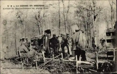 Ak Der Krieg in den Argonnen, Ankunft der Vorräte mitten im Wald