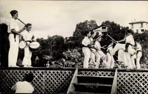 Foto Ak Französische Tracht, Fest, Musizierende Männer, Tanz