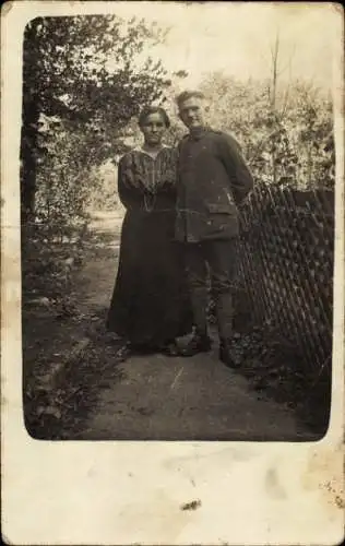 Foto Ak Liebespaar, Spaziergang, Mann in Uniform, Garten