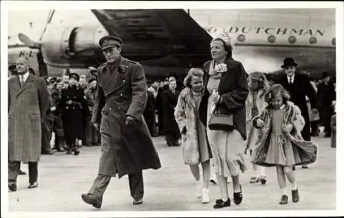 Ak Königin Juliana der Niederlande, Prinz Bernhard, Prinzessinnen, Schiphol 1950 Flying Dutchman KLM