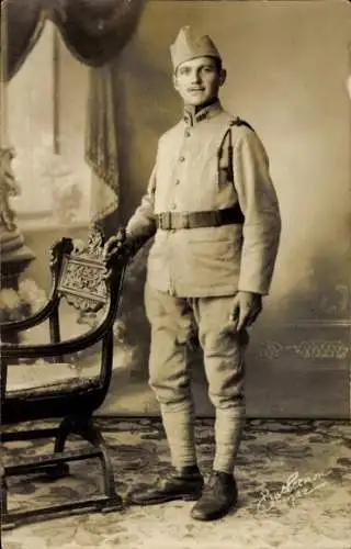Foto Ak Französischer Soldat in Uniform, Standportrait
