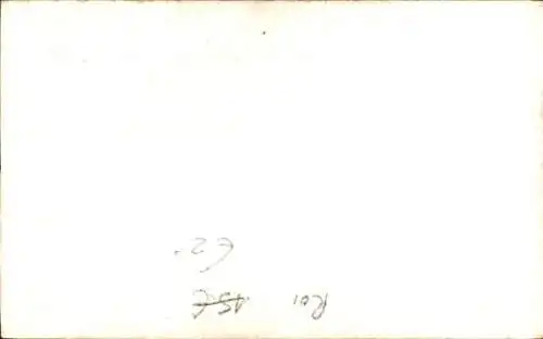 Ak Lachendes Mädchen sitzt auf einer Mauer, Portrait