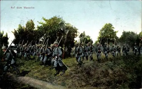 Ak Deutsche Soldaten in Uniformen auf dem Marsch