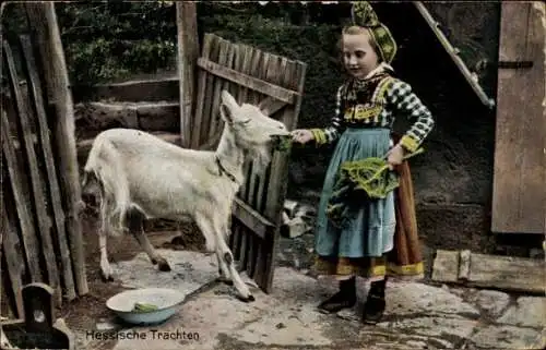 Ak Hessische Tracht, Mädchen füttert Ziege
