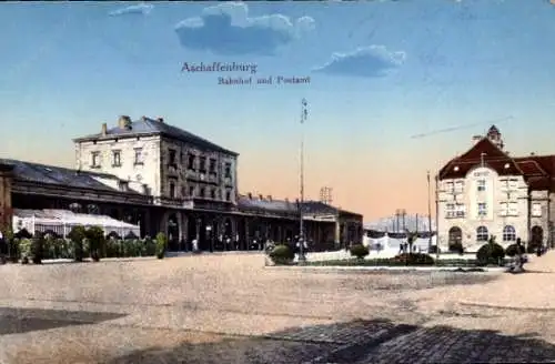 Ak Aschaffenburg in Unterfranken, Bahnhof, Straßenseite, Postamt