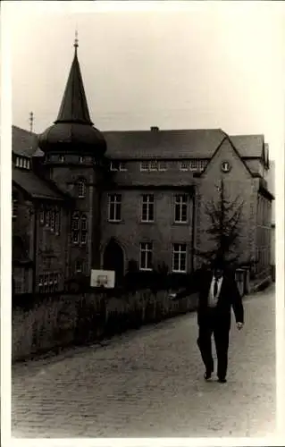 Ak Linz am Rhein, Teilansicht, Gebäude, Turm, Passant