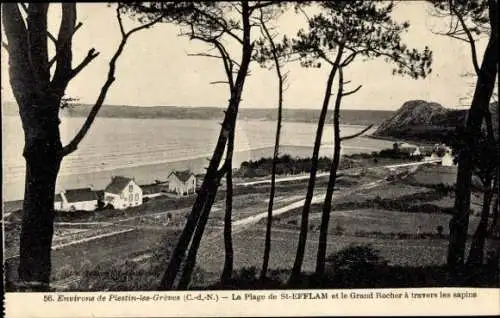 CPA Saint Efflam Plestin les Grèves Côtes-d'Armor, La Plage et le Grand Rocher à travers les sapins