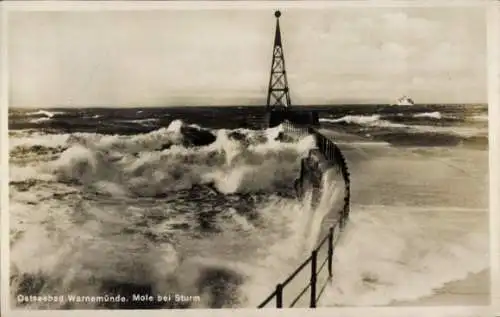 Ak Ostseebad Warnemünde Rostock, Mole bei Sturm