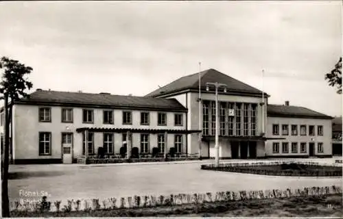 Foto Ak Flöha in Sachsen, Die Straßenseite des Bahnhofs