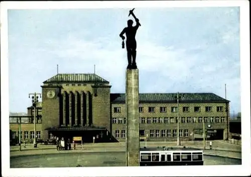 Ak Zwickau in Sachsen, Hauptbahnhof, Denkmal der Arbeit, Straßenbahn