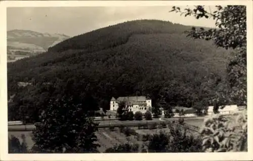 Ak Sucha Beskidzka Oberschlesien, Blick zum Schloss, Wald, Berg