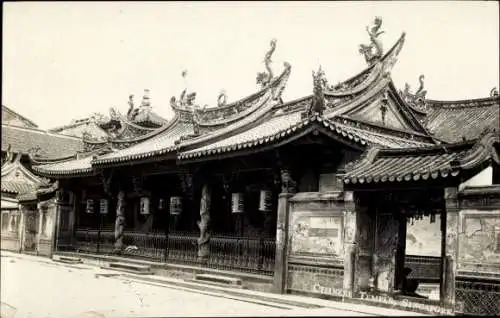 Ak Singapur, Chinese Temple, Straßenpartie an einem chinesischen Tempel