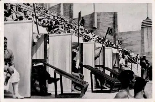 Sammelbild Olympia 1936, Punktrichter beim Kunstspringen