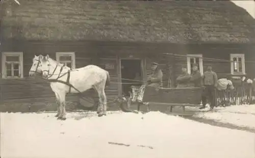 Foto Ak Deutsche Soldaten in Uniformen mit Schlittengespann vor einem Holzhaus, Winteransicht