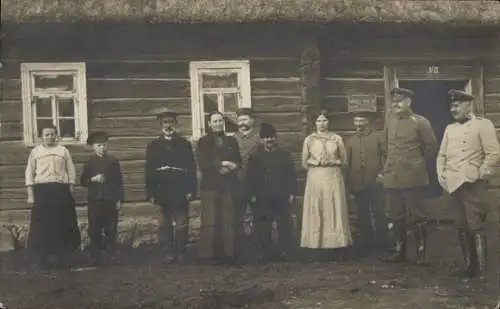 Foto Ak Deutsche Soldaten in Uniformen und Anwohner vor einem Holzhaus, I WK