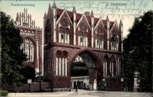 Ak Neubrandenburg in Mecklenburg, Treptowertor, Litfaßsäule