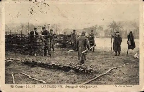 Ak Les Tranchées, Montage von Schirmen für Unterkünfte, französ. Soldat, Schützengraben, I. WK