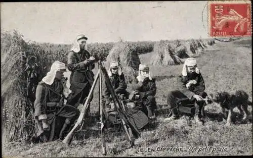 Ak Französische Soldaten auf einem Feld