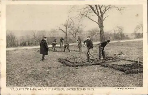 Ak Les Trenches, Erste Erdarbeiten, Französische Soldaten, Schützengraben, I. WK