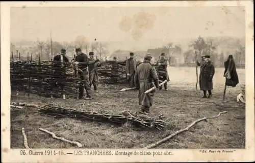 Ak Les Tranchées, Montage von Schirmen für Unterkünfte, französ. Soldat, Schützengraben, I. WK