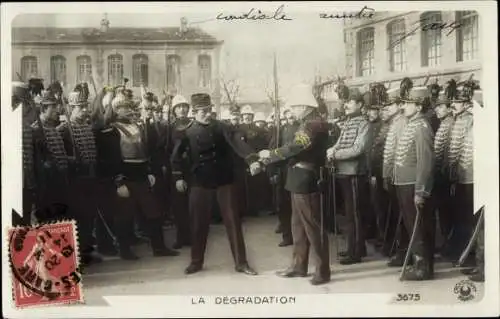 Ak Französischer Soldat wird degradiert
