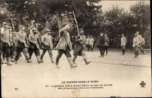 Ak Der Krieg im Norden, General Joffre marschiert mit Gefangenen auf einer Parade, I WK