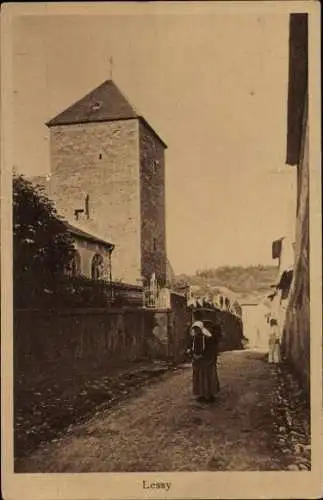 Ak Lessy Lessingen Lothringen Moselle, Turm, Frau mit Tragekorb