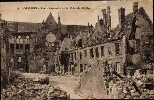 Ak Soissons Aisne, Vue d'ensemble de la Cour du Cloitre