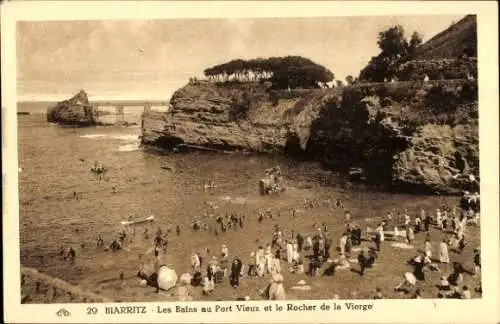 Ak Biarritz Pyrénées Atlantiques, Les Bains au Port Vieux, Le Rocher de la Vierge