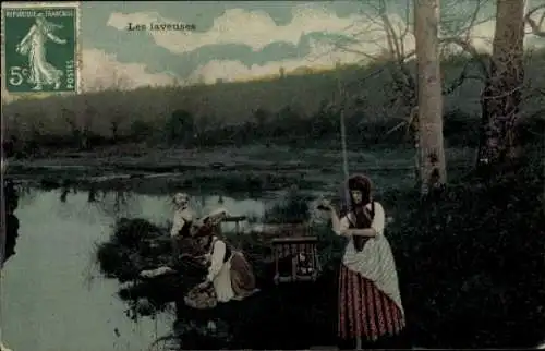 Ak Französische Tracht, Frauen waschen Kleidung